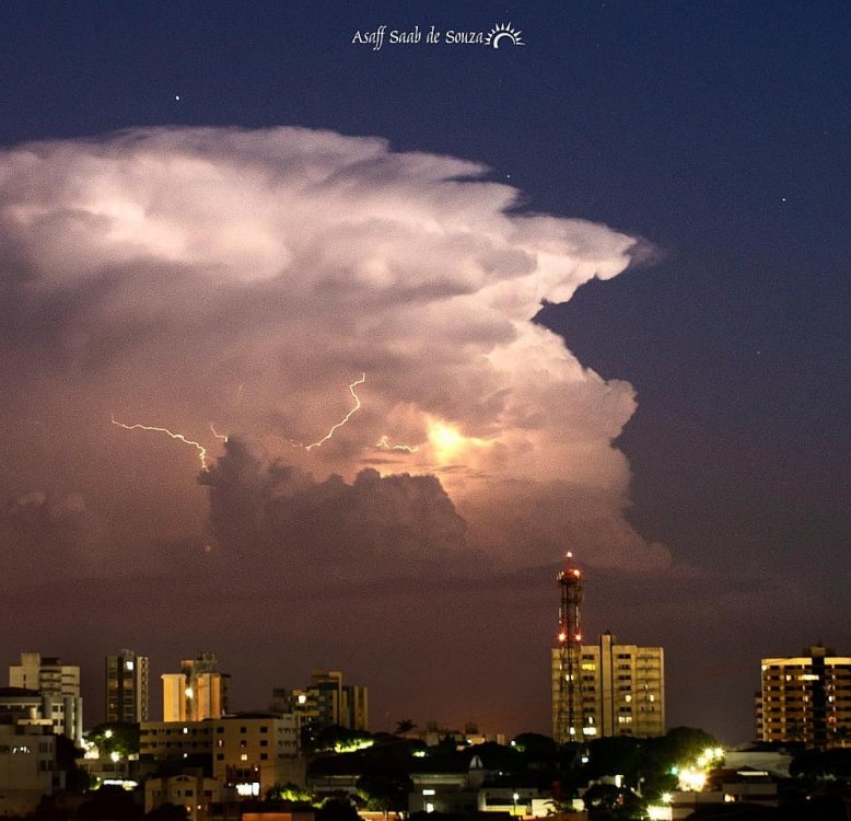 1608819196_AsaffSaabdeSouza_sInstagrampost__BaitaCumulonimbuseletrificadaaosuldeUmuarama_estabaeulsa--Ncleofortecompotencialparagranizo___CM3IxCOBR4b(JPG).thumb.jpg.ae0c414f557daacdf9b79241e37f5599.jpg