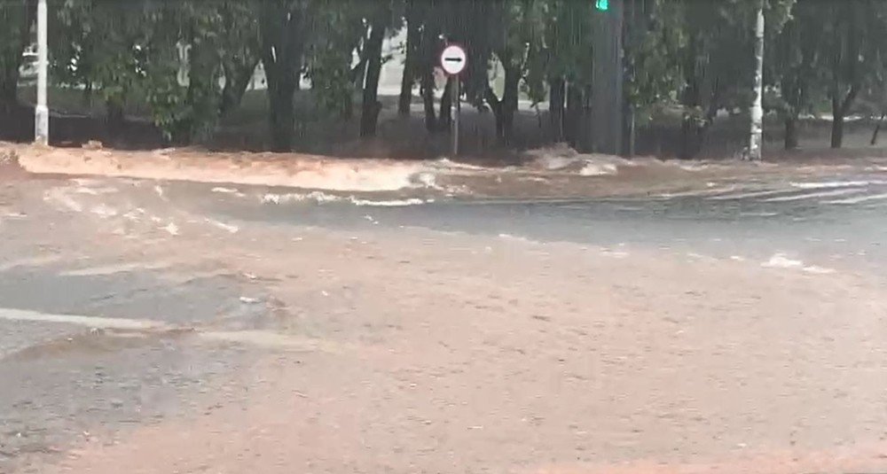 chuva-forte-provocou-alagamentos-em-rio-preto-sp-.jpg.c38612de59ccd9d8d74c695d557bbc3a.jpg