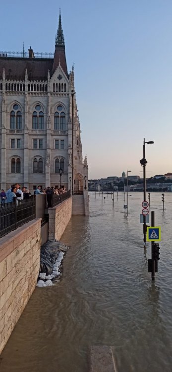 parliament_water.thumb.jpg.f06b8c6f9b26494c9d6e98a8104819ef.jpg