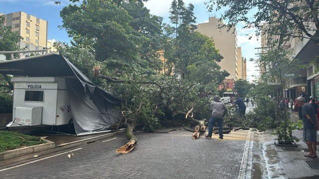 chuva2.jpeg.5fefae06ff923f6cf48859b972551499.jpeg