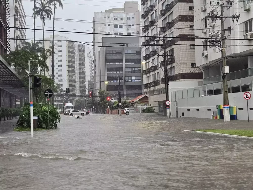 centro-apos-forte-chuva-em-florianopolis-1300x975.webp