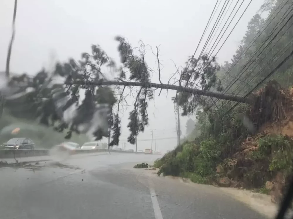 forte-chuva-em-florianopolis-causa-deslizamento.webp